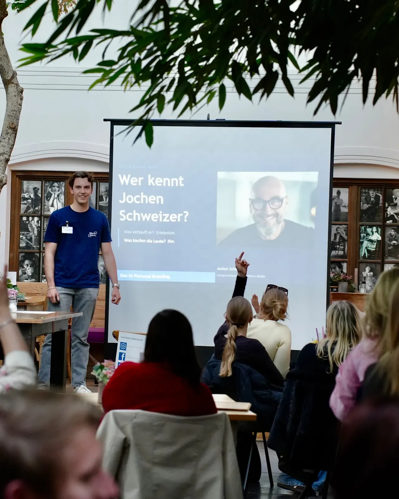 Niklas Reisinger, Markt Werk Mühldorf, bei einem Vortrag über Personal Branding